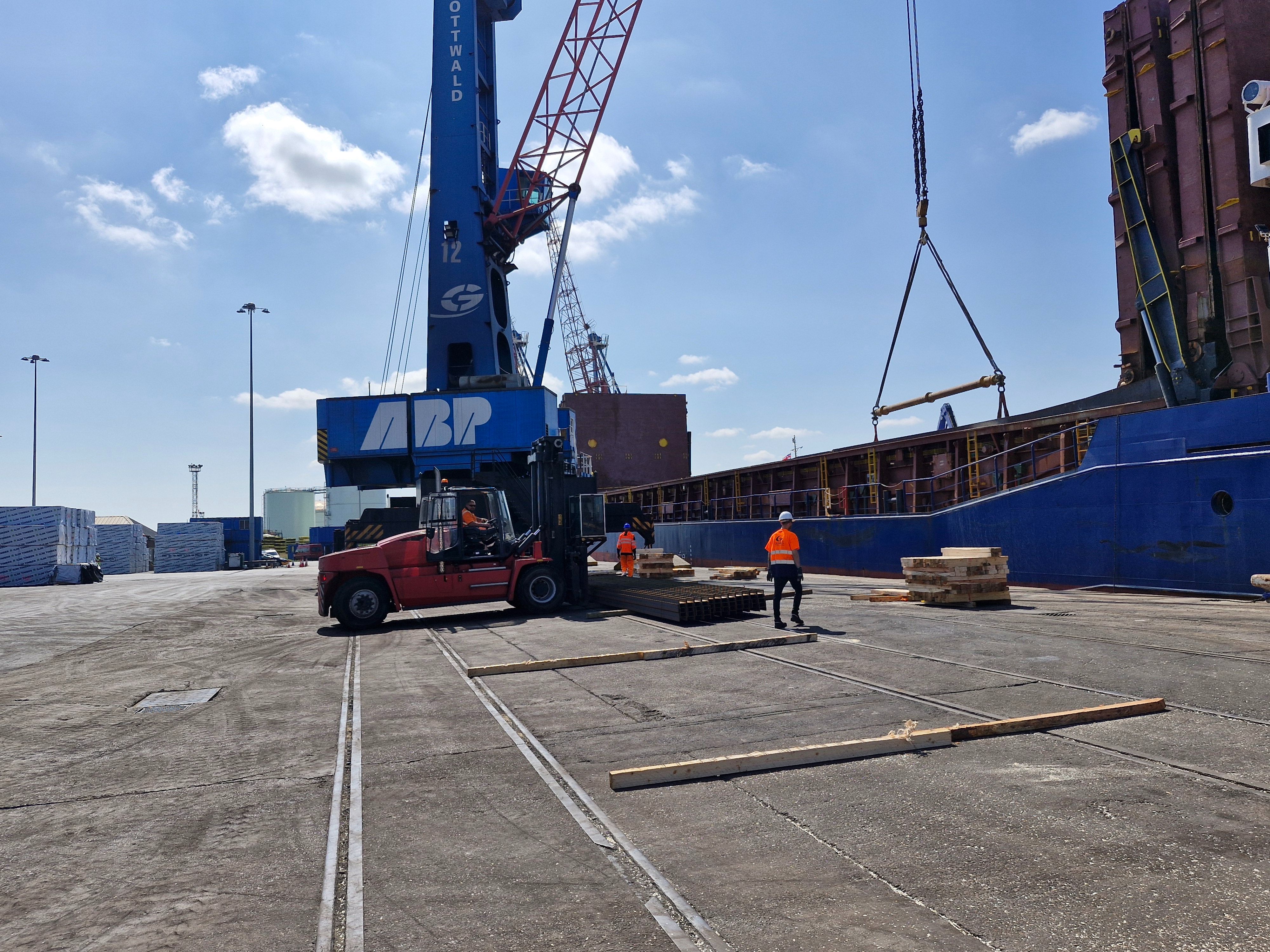 Assisting with over 1000Te of railings :: Global Shipping Service Ltd.